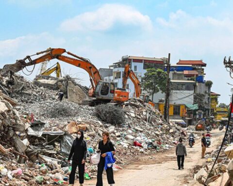 Cận cảnh giải phóng mặt bằng các cây cầu bắc qua sông Hồng