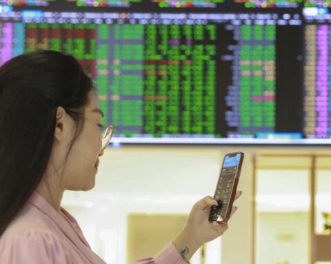 Chứng khoán ngày 14/5: Xu hướng tích cực duy trì, VN-Index lập đỉnh lịch sử mới