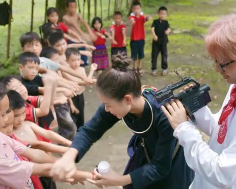 Hoa hậu Việt phát ngôn tranh cãi: Phải bôi kem chống nắng trước khi ăn