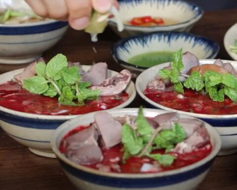 31 người nghi ngộ độc do ăn tiết canh vịt