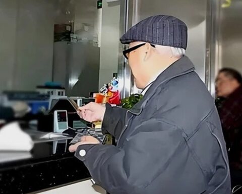 Cụ ông 82 tuổi ôm gần 6 tỷ đồng đi gửi ngân hàng, tá hỏa phát hiện toàn giấy lộn không giá trị, cảnh sát phá án sau 5 tiếng