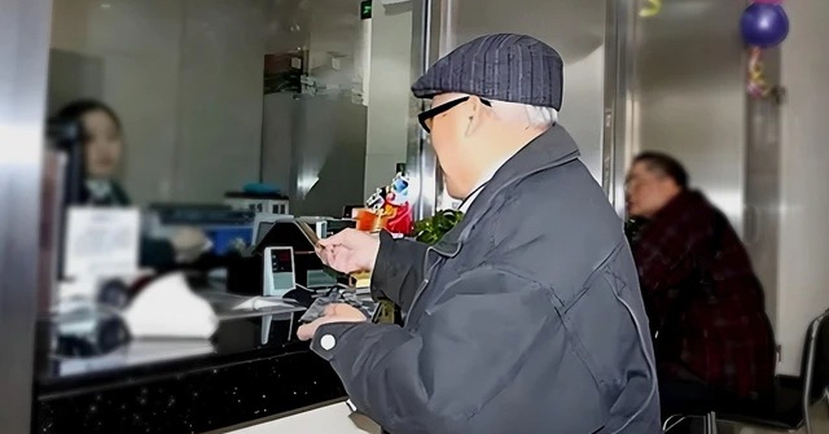 Cụ ông 82 tuổi ôm gần 6 tỷ đồng đi gửi ngân hàng, tá hỏa phát hiện toàn giấy lộn không giá trị, cảnh sát phá án sau 5 tiếng