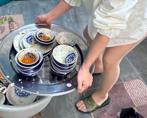 “Dâu mới rửa bát cho quen”: Câu chuyện ra mắt nhà người yêu xôn xao MXH, pha xử lý của cô gái khiến chị em vỗ tay rào rào