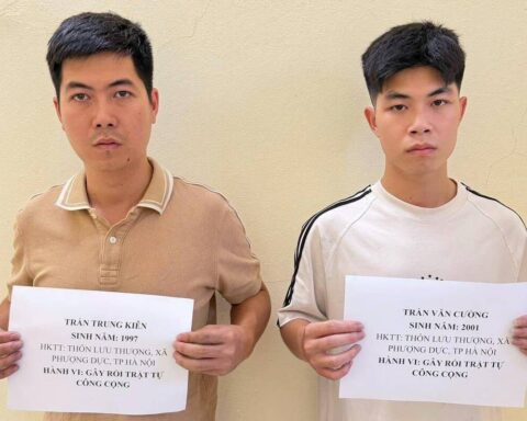 Tạm giữ 2 anh em xông vào quán cắt tóc hành hung phụ nữ đang ôm con nhỏ