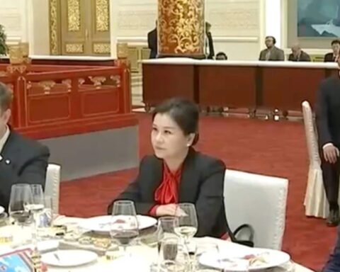 Chuyện về nữ tỉ phú Trung Quốc ngồi giữa Tim Cook và Elon Musk trong quốc yến