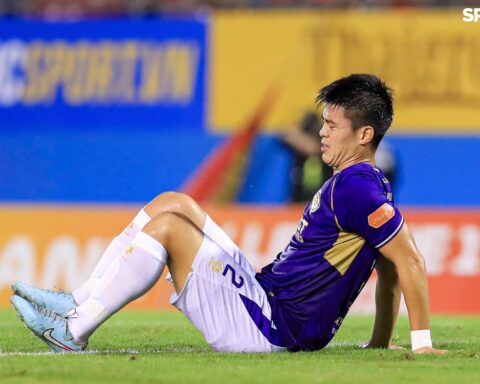 Duy Mạnh đau đớn vì chấn thương