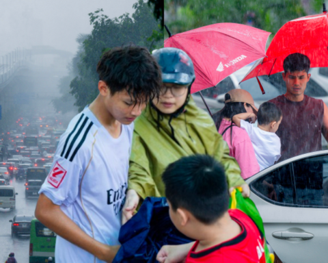 Hà Nội đang nắng gắt bỗng tối sầm, mưa như trút nước giữa trưa khiến người đi đường không kịp trở tay