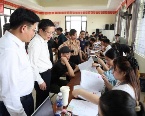 Hàng trăm hộ dân ở một xã Hà Nội ngồi chật kín nhà văn hóa nhận tiền đền bù đất tại siêu dự án 925.000 tỷ đồng có quy mô lớn nhất lịch sử Vingroup