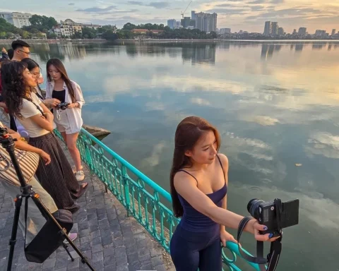 Nườm nượp check-in hoàng hôn ‘tuyệt đối điện ảnh’ ở Hồ Tây