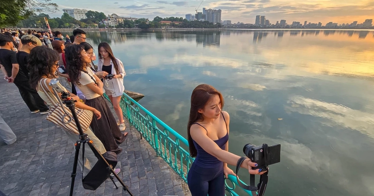 Nườm nượp check-in hoàng hôn ‘tuyệt đối điện ảnh’ ở Hồ Tây