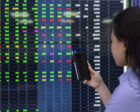 Chứng khoán dự báo tiếp đà tăng, chuyên gia khuyến cáo gì?
