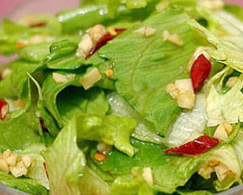 Một phụ nữ 35 tuổi bữa nào cũng ăn xà lách, 6 tháng sau bác sĩ ngạc nhiên: “Cô đã ăn gì vậy?”