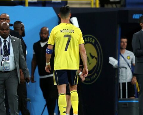 Ronaldo bất lực nhìn Al Nassr mất cúp C2 châu Á, quay lưng đi thẳng vào đường hầm