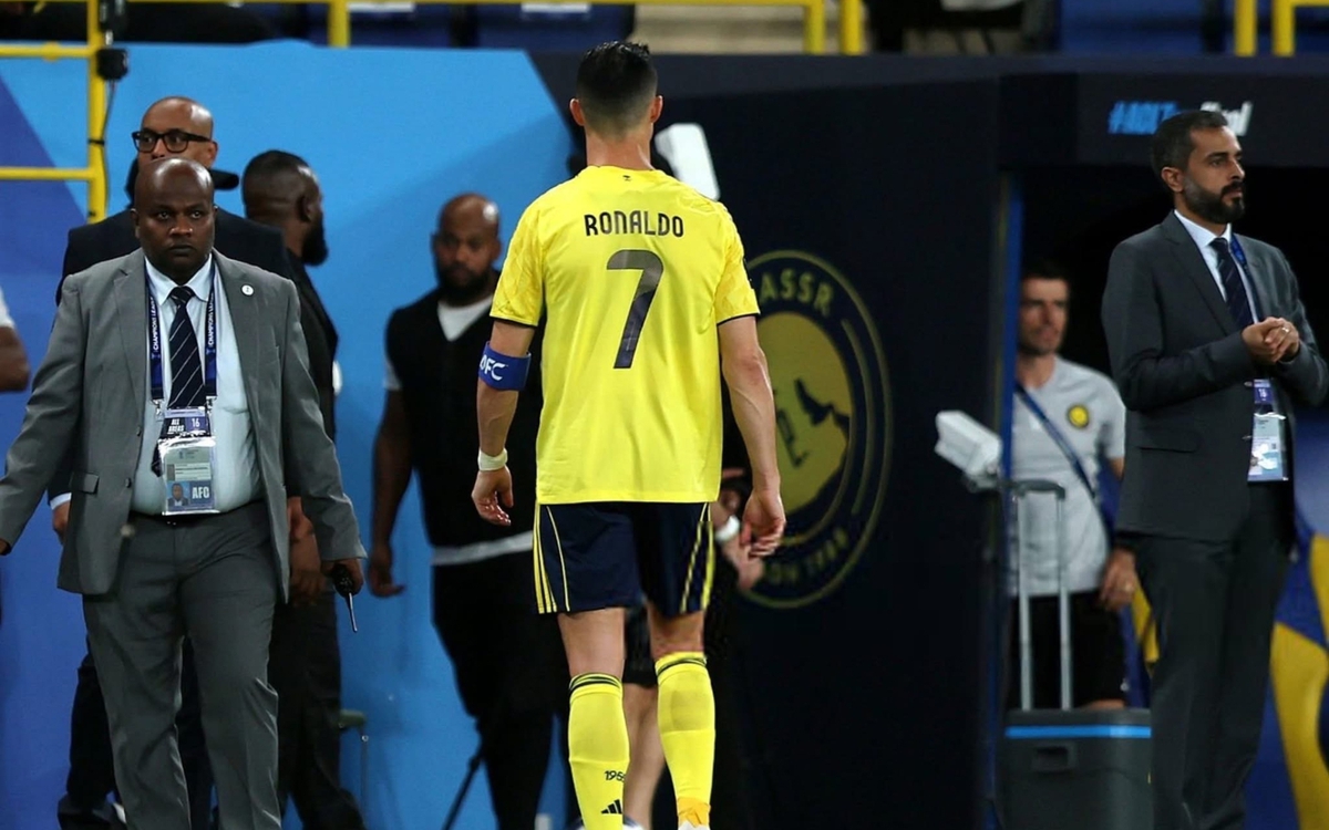 Ronaldo bất lực nhìn Al Nassr mất cúp C2 châu Á, quay lưng đi thẳng vào đường hầm