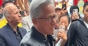 CEO Nvidia đứng ăn mì bình dân, mặc áo da dù Bắc Kinh nóng 30 độ
