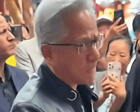 CEO Nvidia đứng ăn mì bình dân, mặc áo da dù Bắc Kinh nóng 30 độ