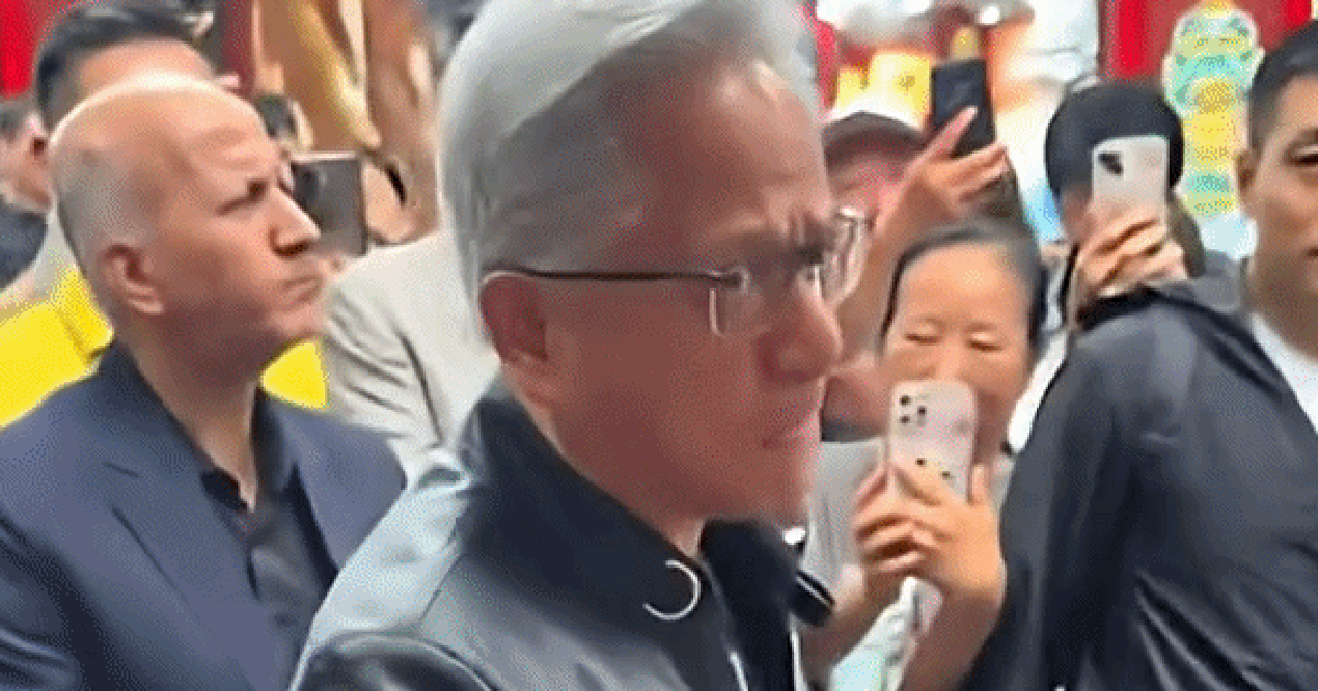 CEO Nvidia đứng ăn mì bình dân, mặc áo da dù Bắc Kinh nóng 30 độ