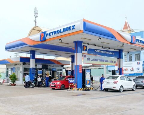 Cổ phiếu PLX “bốc hơi” gần 40% từ đỉnh: Cơ hội “bắt đáy” hay rủi ro vẫn còn phía trước?