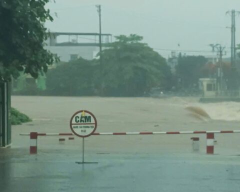 Video: Khoảnh khắc nước sông dâng cao cuồn cuộn, tràn vào nhà dân ở Quảng Ninh