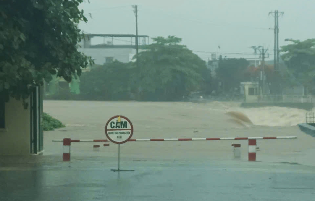 Video: Khoảnh khắc nước sông dâng cao cuồn cuộn, tràn vào nhà dân ở Quảng Ninh