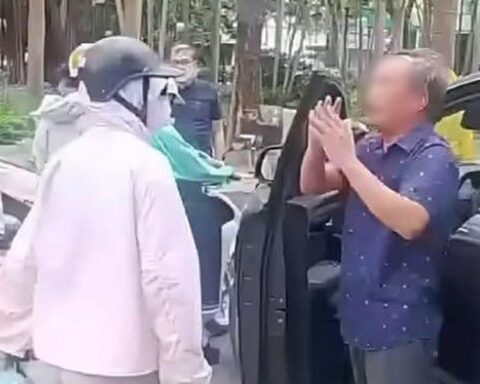 Vụ va chạm giao thông đang khiến cả MXH bức xúc: Chở theo con nhỏ mà người mẹ này đang làm cái gì thế này!