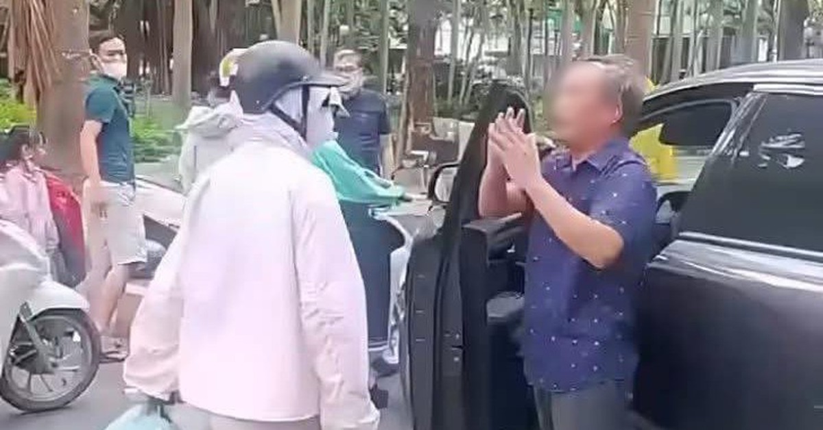 Vụ va chạm giao thông đang khiến cả MXH bức xúc: Chở theo con nhỏ mà người mẹ này đang làm cái gì thế này!