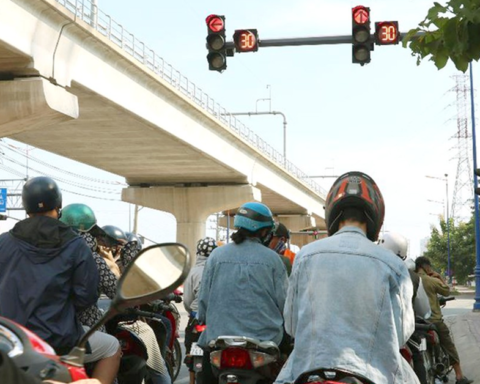 Dừng đèn đỏ kiểu này có thể bị phạt tới 22 triệu đồng, người dân chú ý
