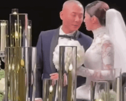 Đang bùng nổ drama tại đám cưới nữ ca sĩ hạng A: Cô dâu bị tố cùng các chị em cô lập triệt để bạn thân xinh nhất hội