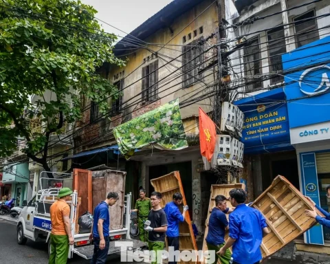 Di dời người dân khỏi chung cư ‘chờ sập’ ở Ninh Bình