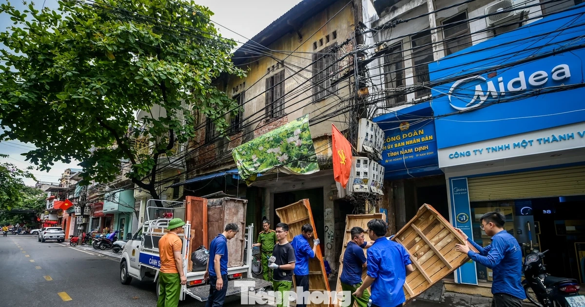 Di dời người dân khỏi chung cư ‘chờ sập’ ở Ninh Bình