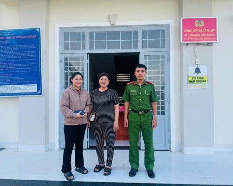 Hai người phụ nữ SN 1966 và 1997 cùng đến công an làm việc sau khi tài khoản phát sinh giao dịch 250.000.000 đồng