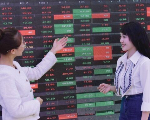 Cổ phiếu Big4 và dầu khí kéo VN-Index thoát hiểm phiên đầu tuần