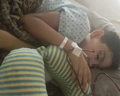 Bé trai 12 tuổi thủng ruột vì loại nước người lớn còn “mê như điếu đổ”