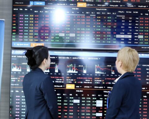 Chứng khoán ngày 15/5: VN-Index rung lắc quanh đỉnh lịch sử, dòng tiền tiếp tục xoay tua