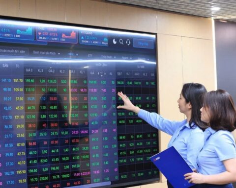 Chứng khoán ngày 18/5: Ngân hàng, dầu khí tỏa sáng, VN-Index tiếp tục lập đỉnh mới