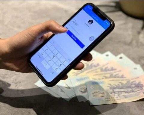 Sau khi chuyển khoản liên tiếp tới 1 tỷ đồng cho con gái đang ở nước ngoài, cụ bà 76 tuổi phải đến trình báo công an