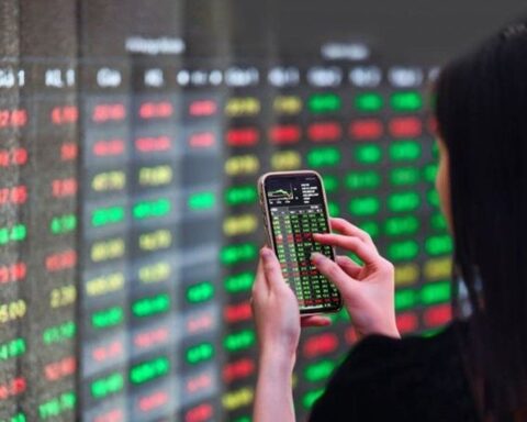 Cổ phiếu dầu khí, phân bón bị “xả hàng” dữ dội, VN-Index mất hơn 15 điểm