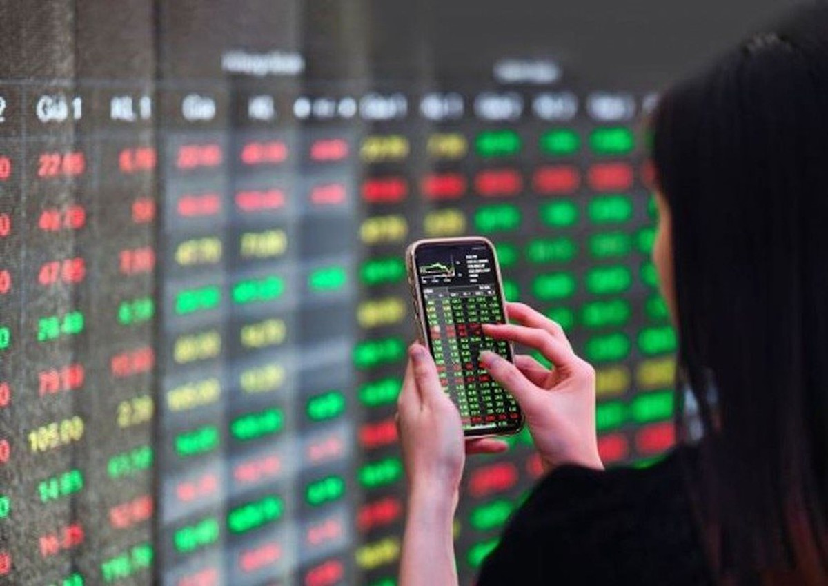 Cổ phiếu dầu khí, phân bón bị “xả hàng” dữ dội, VN-Index mất hơn 15 điểm