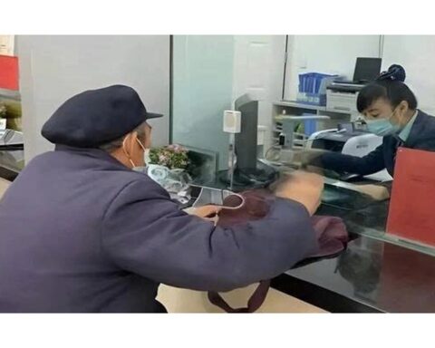 Phát hiện nhân viên ngân hàng cố tình trì hoãn phục vụ cụ ông chuyển khoản 200 triệu đồng: Công an Hà Nội vào cuộc điều tra