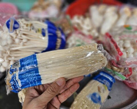 Nấm trôi nổi bủa vây chợ dân sinh TP.HCM: Người mua đang ‘đánh cược’ sức khỏe