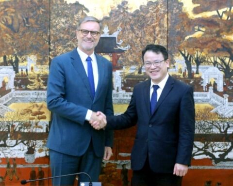 Thứ trưởng Trần Quốc Phương tiếp Đại sứ Pháp tại Việt Nam Olivier Brochet