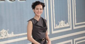 Sau cô bồi bàn, Dior cho Jisoo thành “mẹ chồng” với diện mạo mới