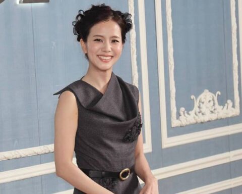 Sau cô bồi bàn, Dior cho Jisoo thành “mẹ chồng” với diện mạo mới