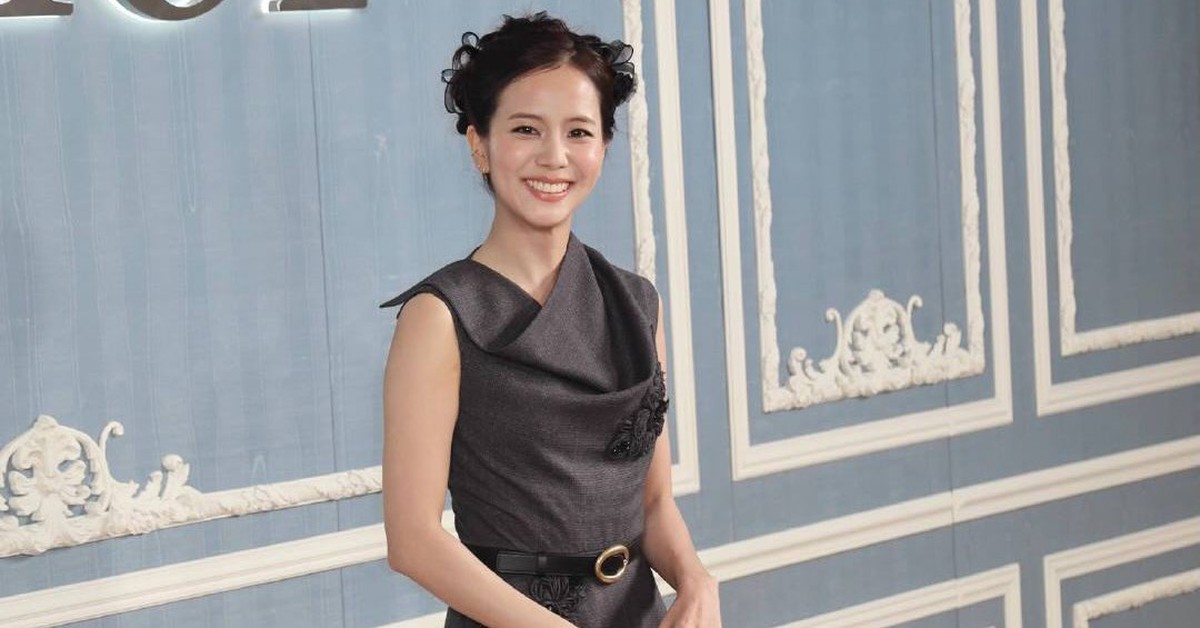 Sau cô bồi bàn, Dior cho Jisoo thành “mẹ chồng” với diện mạo mới
