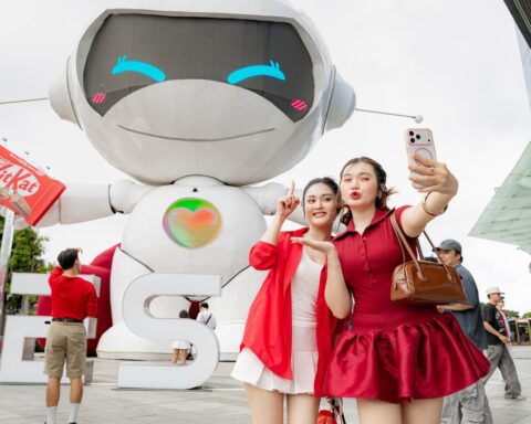 Chú robot tại Thiso Mall bất ngờ “đổi dáng”, dân tình thi nhau kéo đến check-in