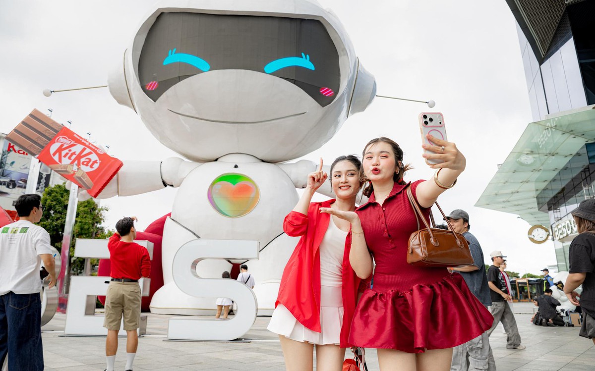 Chú robot tại Thiso Mall bất ngờ “đổi dáng”, dân tình thi nhau kéo đến check-in
