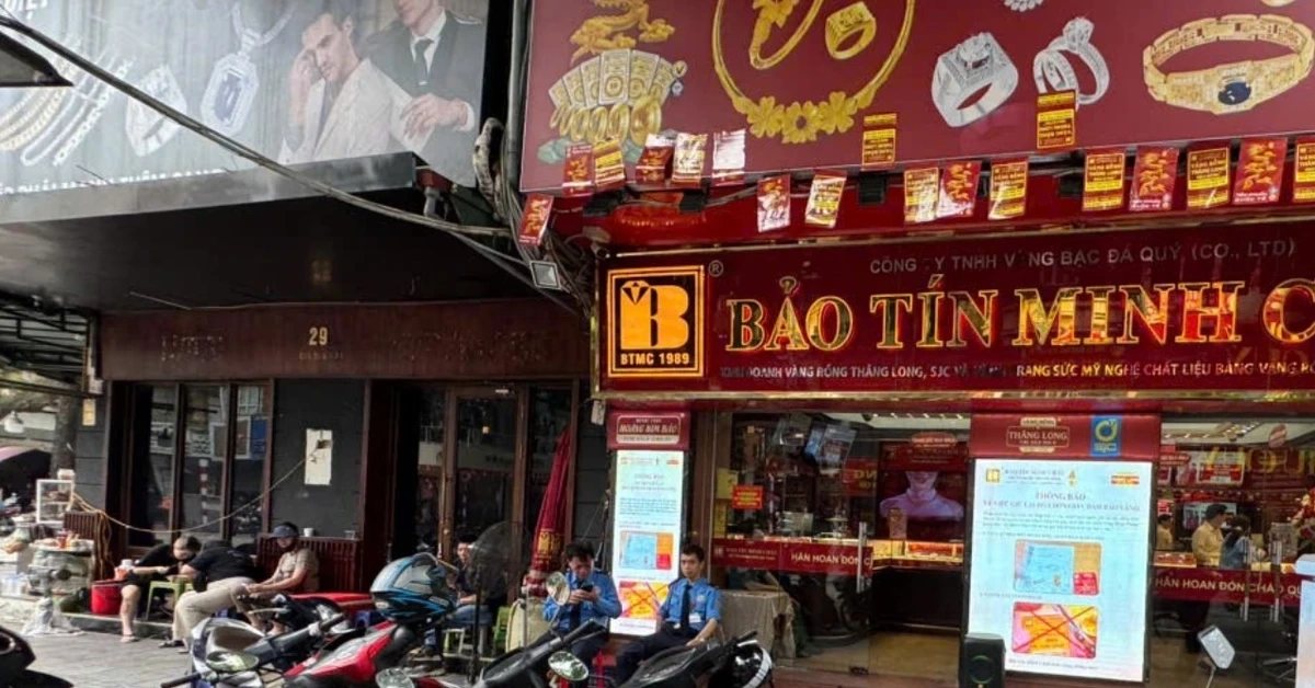 Cảnh tượng lạ trên ‘phố vàng’ Hà Nội