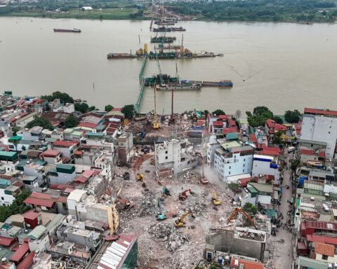Hà Nội yêu cầu giải phóng mặt bằng các dự án cầu vượt sông Hồng trước 30/5