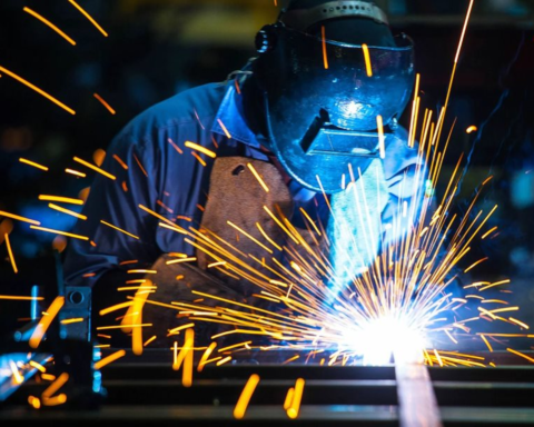 Một cổ phiếu ngành thép tăng trần lên cao nhất 2 năm