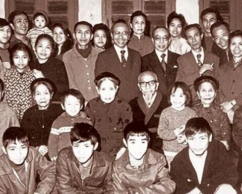 Chủ tiệm vàng nuôi 8 con thành tài, 4 người là giáo sư: Con út đã 90 tuổi vẫn “gây sốt” MXH bởi khả năng tiếng Anh đỉnh cao